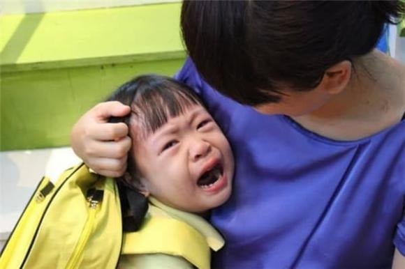 “Để mẹ làm cho nhanh”, “Để bố làm giúp”… Những lời nói xuất phát từ tình thương lại vô tình tạo ra thói quen lệ thuộc nơi con trẻ.