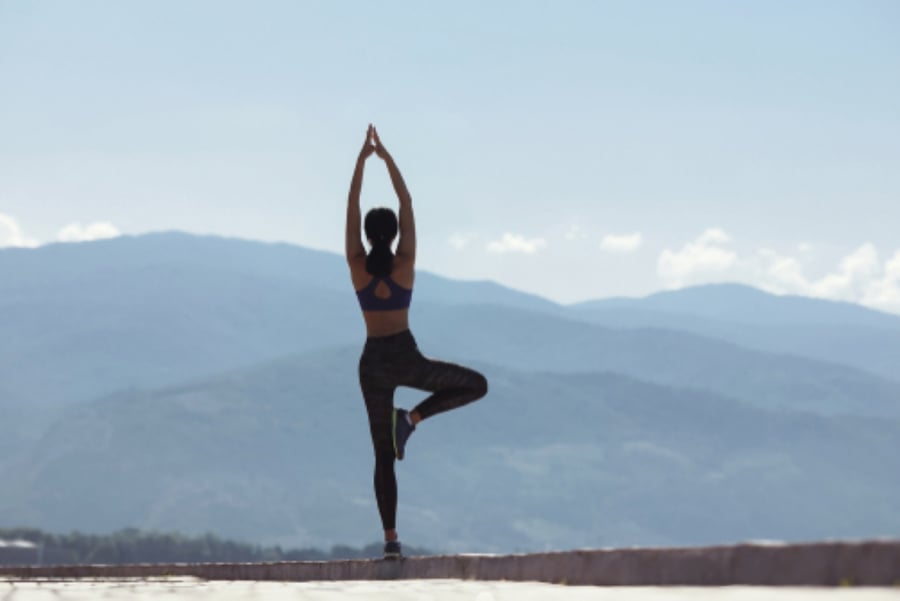 Tư thế ngọn núi là nền tảng của tất cả các tư thế yoga đứng.