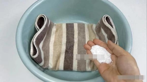 Trước khi giặt khăn, hãy cùng tìm hiểu lý do tại sao khăn dù được giặt hàng ngày vẫn bị ố vàng, bẩn và cứng.