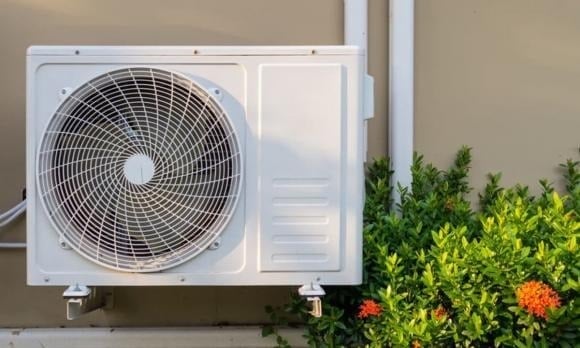Một nguyên nhân khác gây tiếng kêu lớn là do vật lạ rơi vào bên trong dàn nóng, chẳng hạn như chuột, thằn lằn hoặc các vật nhỏ khác.