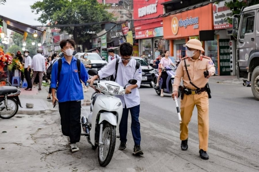 Học sinh - sinh viên và cha mẹ học sinh cần chú ý giao xe cho con