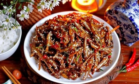Với cá khô đóng gói, bạn nên đọc kỹ thông tin trên nhãn, bao gồm ngày sản xuất, hạn sử dụng và xuất xứ (ví dụ: Phú Yên, Kiên Giang).