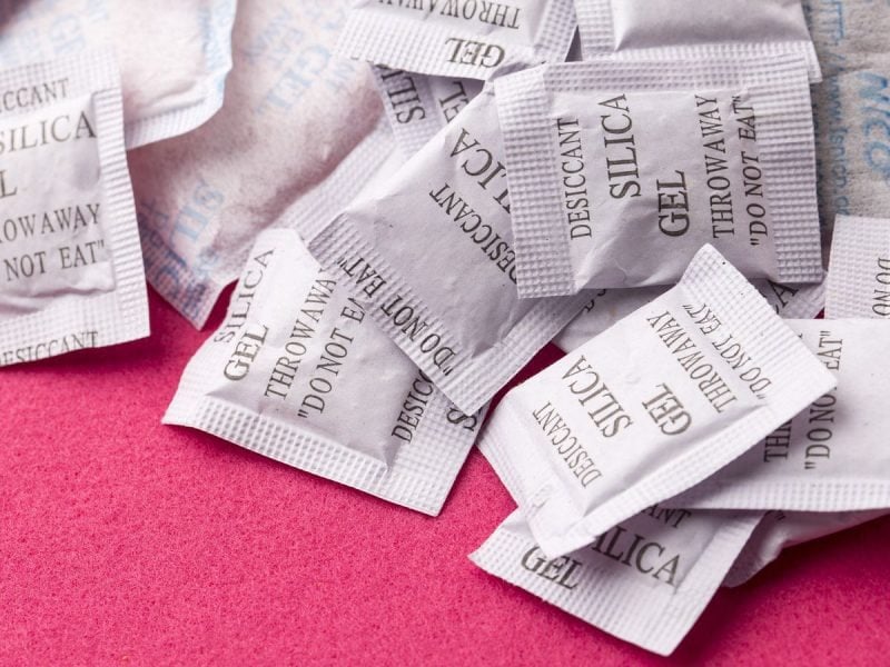 Những gói hút ẩm với các hạt silica gel có khả năng thấm hút lượng ẩm lên đến 20 - 40% trọng lượng của chúng, ví dụ một gói 10g có thể hút tới 4g nước, giúp giữ cho túi trang điểm luôn khô ráo.