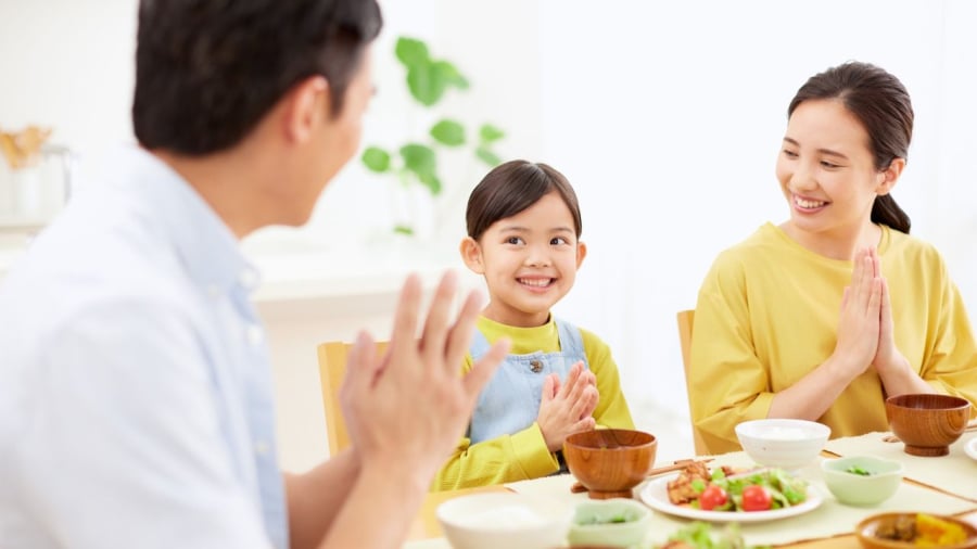 Nói lời tiêu cực trong bữa ăn gia đình xúi quẩy