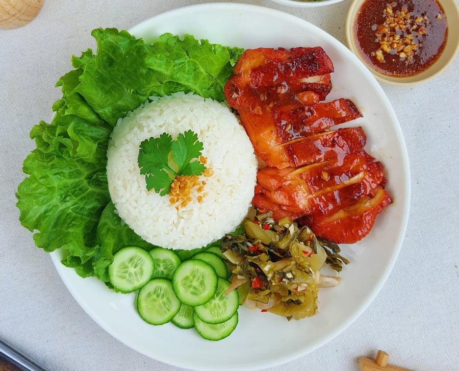 Món cơm gà nướng xá xíu bắt mắt