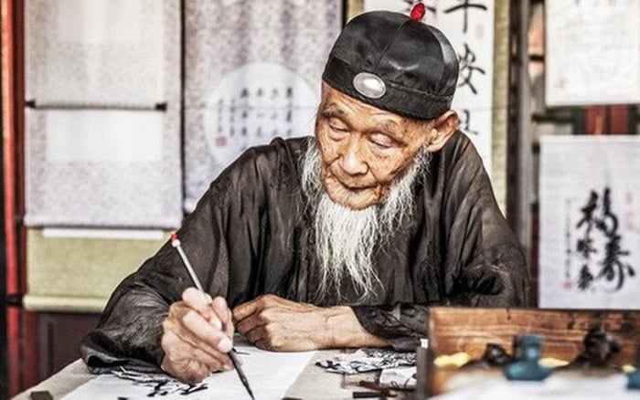 Người giữ chữ tín thường có nét mặt vuông vức, cằm đầy đặn – thể hiện nội tâm vững vàng. Nếu kết hợp với tướng đi thẳng, bước vững thì càng khẳng định đây là người được số mệnh ưu ái, nạn không vào thân, nghèo không chạm tới.
