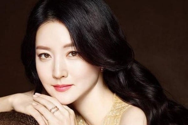 Phụ nữ sở hữu vầng trán cao, rộng và đầy đặn thường là người thông minh, có tư duy sắc bén và khả năng quan sát, phân tích tốt.