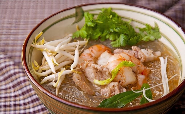 Nếu bạn muốn đổi vị thay vì những món tôm quen thuộc, tôm nấu miến là lựa chọn lý tưởng để thử cho bữa sáng hoặc bữa tối của cả gia đình.
