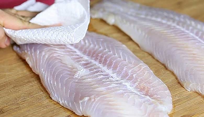 Một cách đơn giản để tránh cá bị dính chảo và không bắn dầu là cho một thìa bột mì vào chảo dầu nóng, sau đó khuấy đều để bột mì hòa tan trong dầu.