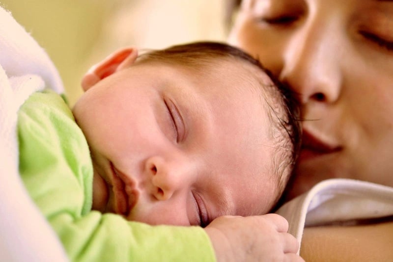 Hãy thường xuyên nói chuyện, cười đùa với trẻ, vì những tương tác này kích thích não bộ phát triển mạnh mẽ.