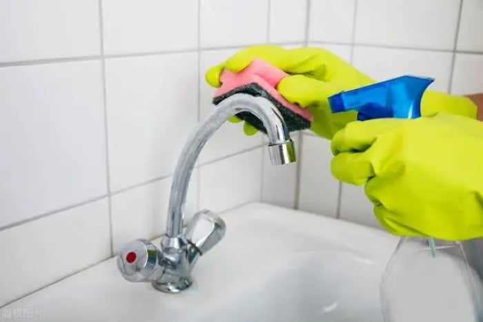 Làm sạch vòi nước