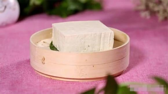 Đậu phụ là món ăn quen thuộc trong mỗi gian bếp Việt, nhưng ít ai biết rằng đây cũng là một thực phẩm hỗ trợ xương chắc khỏe rất hiệu quả. 