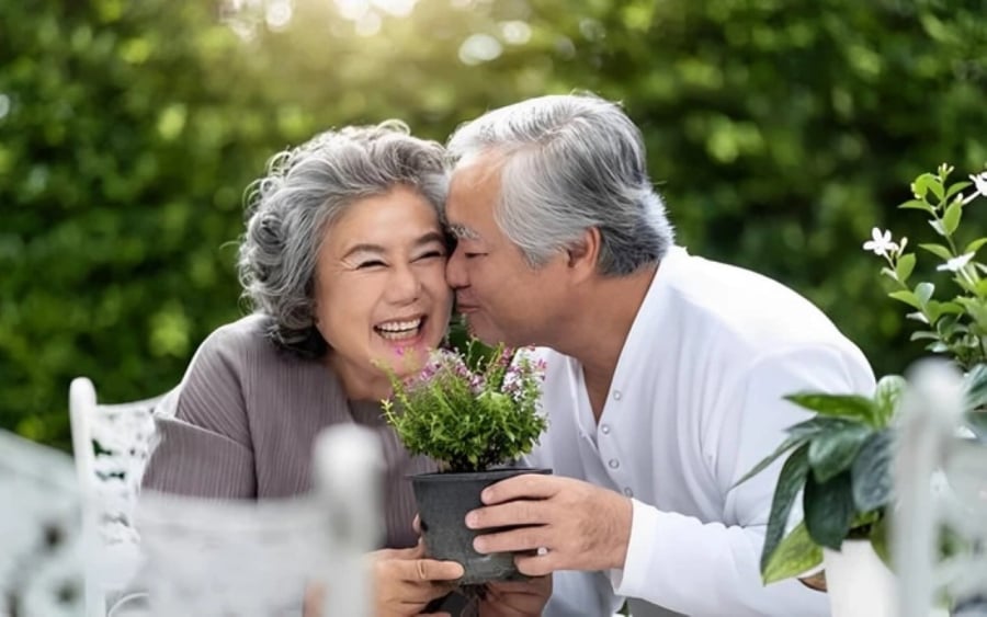 Trẻ là vợ chồng, già là bạn. Vợ chồng nắm tay nhau cùng đi đến hết đời là điều quan trọng nhất, tình yêu này không ai có thể thay thế được. (Ảnh minh họa)