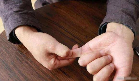 Tổ Tiên nói: ‘Ngón tay út vượt qua 3 tầng, về già chẳng lo cơm ăn áo mặc’, 3 tầng đó là gì?