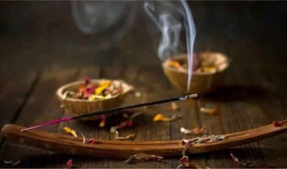 Làm nghề giết mổ, săn bắt tận diệt, hoặc tham chiến gây nhiều thương vong đều được xem là gieo nghiệp máu.