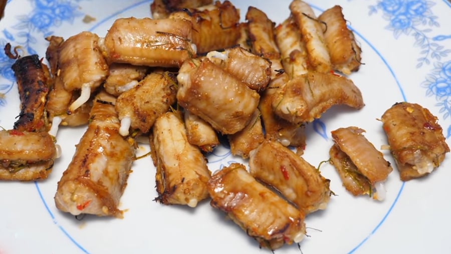 Khác với vẻ ngoài có phần “kỳ dị”, phần thịt bên trong cá mút đá lại khiến thực khách ngạc nhiên