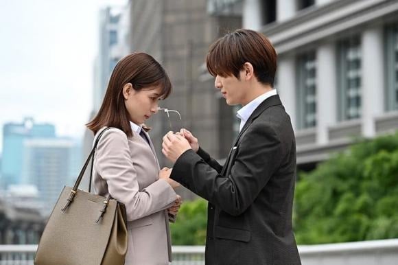 Từ vấn đề tài chính đến sự ổn định trong gia đình, người đàn ông thường mang đến cho phụ nữ cảm giác an toàn vững chắc.