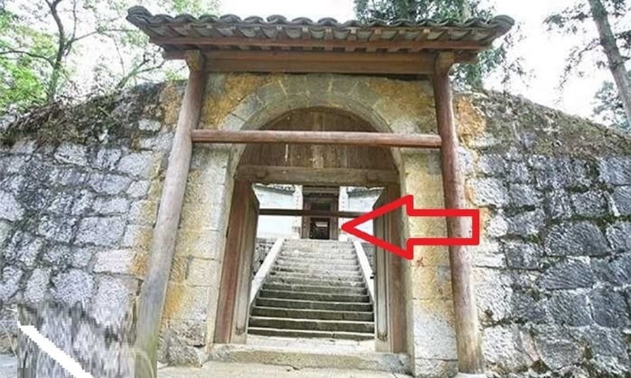 Nhà hai cửa là nhà gì?