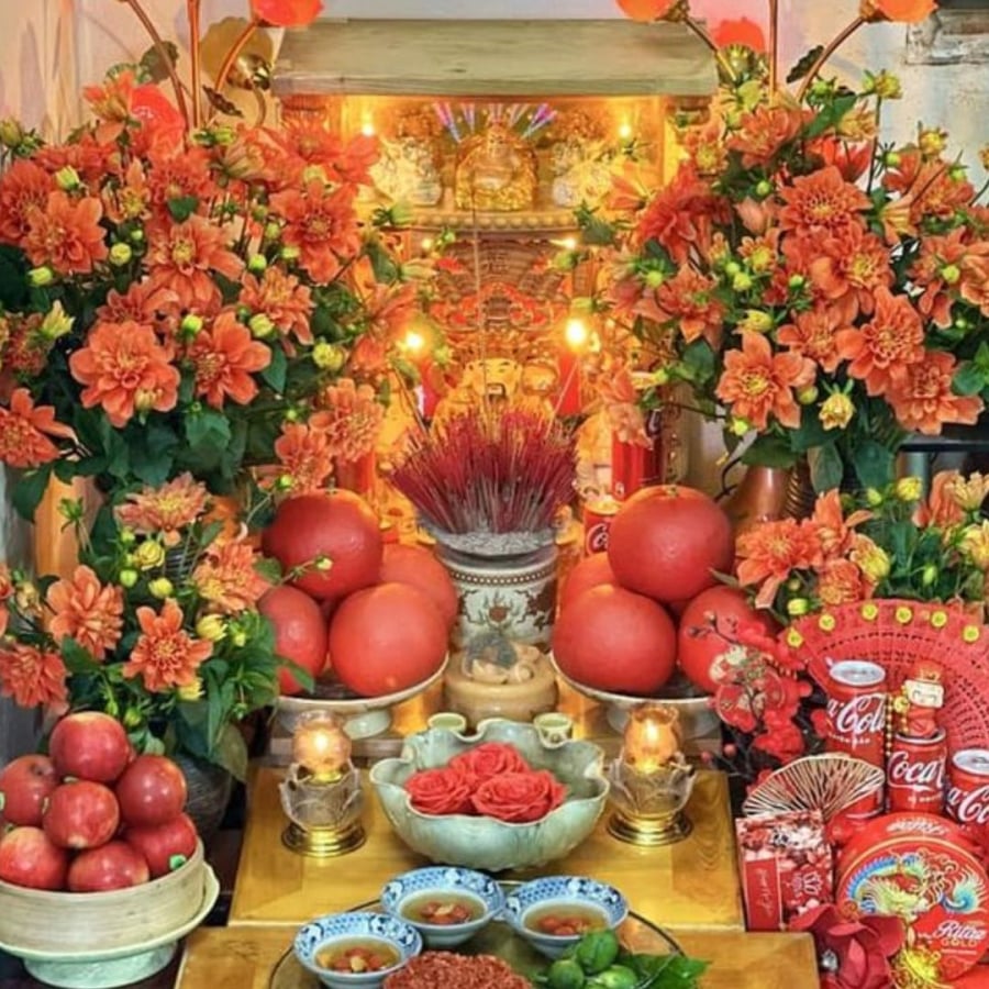 Hoa cúng, đồ ăn nên hạ xuống tránh để hỏng héo trên ban thờ