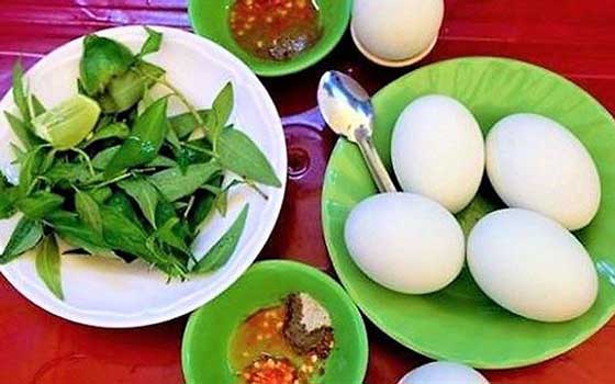 Trứng vịt lộn ăn với rau răm