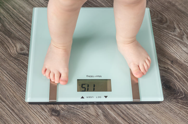 Trẻ không hợp sữa dù được cho uống đủ nhưng cân nặng vẫn không tăng.