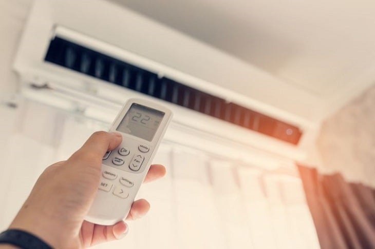 Bật điều hòa đồng thời với các thiết bị như bếp từ, máy giặt, bình nóng lạnh, đặc biệt vào giờ cao điểm, là
