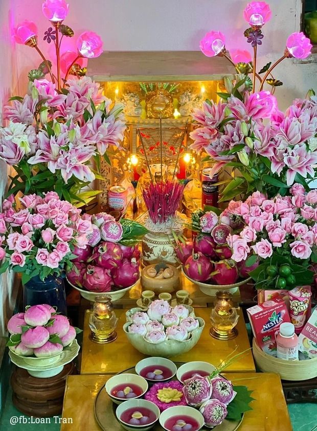 Bình hoa không bao giờ ở giữa ban thờ