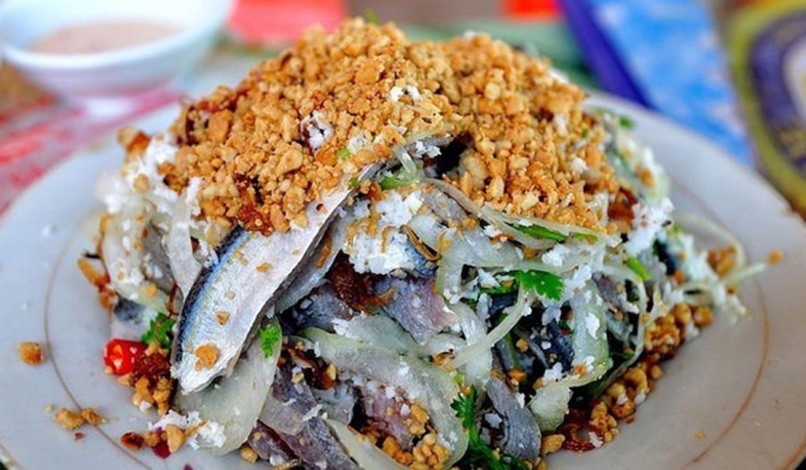 Tại Việt Nam, cá trích thường xuất hiện nhiều ở các tỉnh ven biển miền Trung như Quảng Bình, Quảng Ngãi, Nha Trang… hoặc các tỉnh phía Bắc như Quảng Ninh