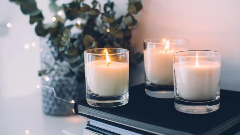 Để nến, hương hoặc một mùi hương yêu thích