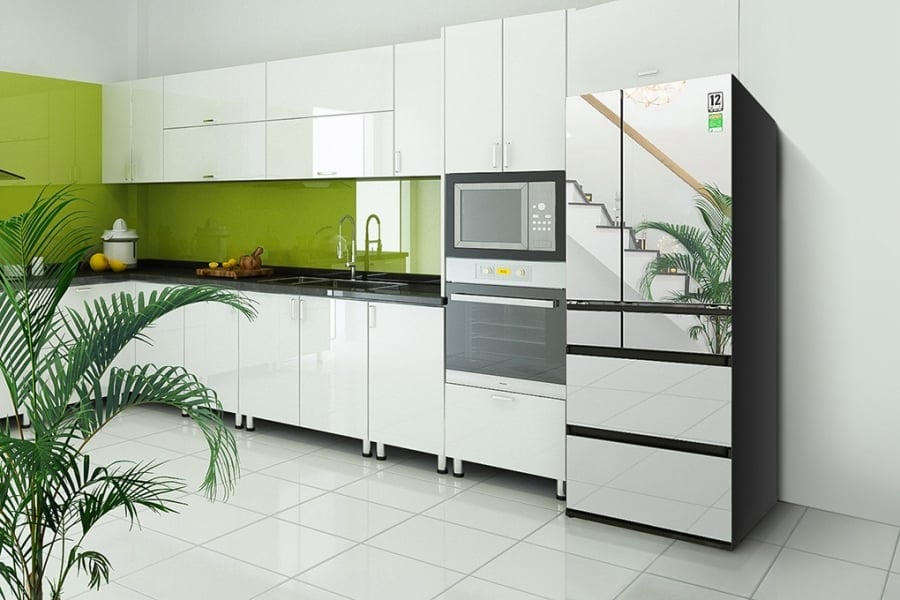Một số người thích trang trí bếp bằng cách đặt lọ hoa, chậu cây lên nóc tủ lạnh.