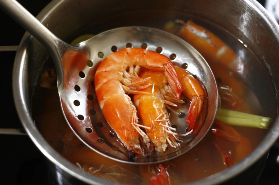 Tôm tươi chỉ cần luộc sơ là lên màu ngon mắt