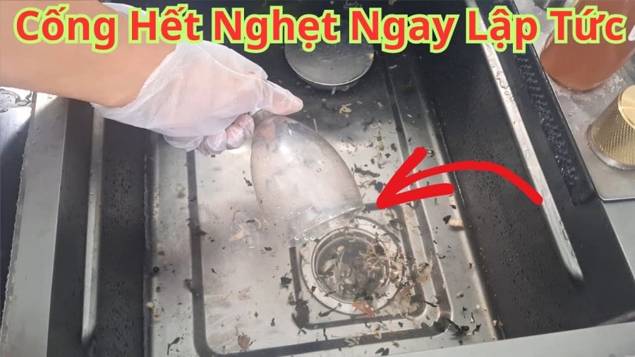 Xả nước vào cống tắc cứng: Làm cách đơn giản này không cần gọi thợ, chẳng sợ bẩn nhà