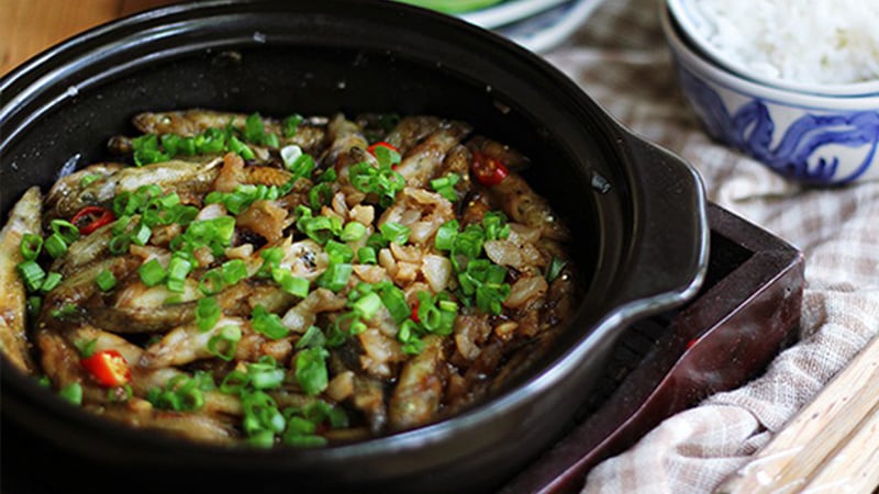 Cá bồng kho tóp mỡ