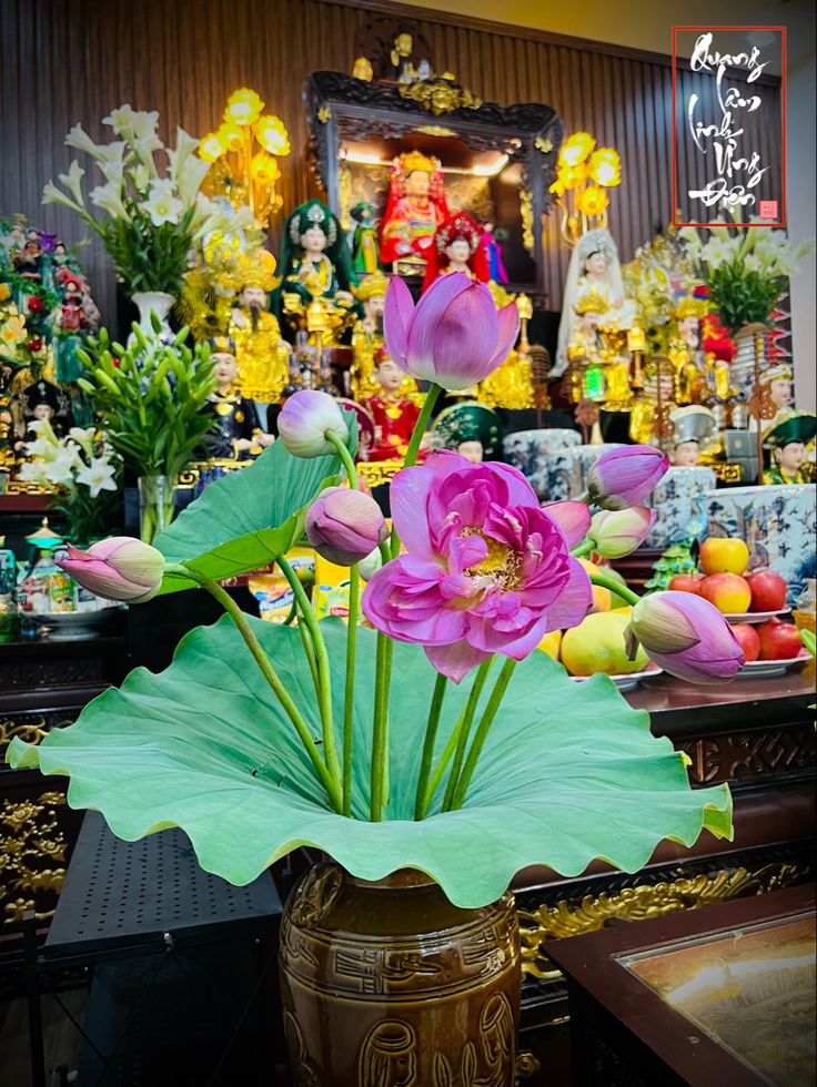 Dâng cúng hoa sen biểu thị lòng thành