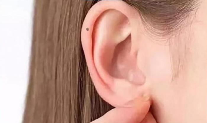 Phụ nữ có nốt ruồi trên tai phải