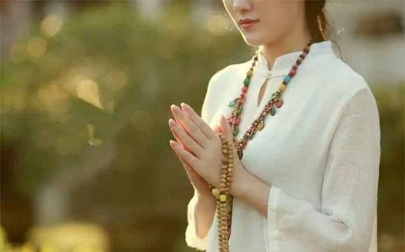 Khi quan sát một người giàu có hay thành đạt, điều đầu tiên nên nhìn là phong thái.