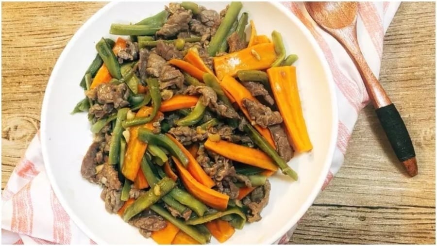 Rau tiến vua, còn được biết đến với tên khoa học là Mountain Jelly Vegetable, có nhiều tên gọi dân gian tùy theo vùng miền như rau công sôi, rau cần biển, rau câu hay rau cần khô.