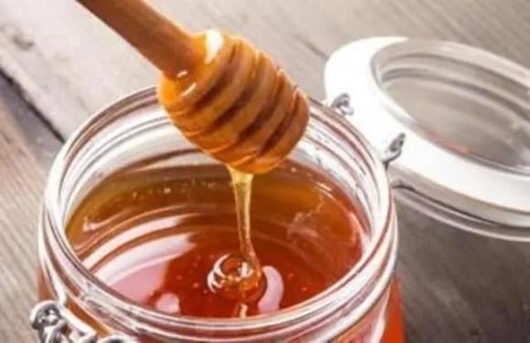 Ngay sau khi ngủ dậy, bạn nên uống một cốc nước ấm để làm loãng máu và kích thích hệ tiêu hóa hoạt động nhẹ nhàng.