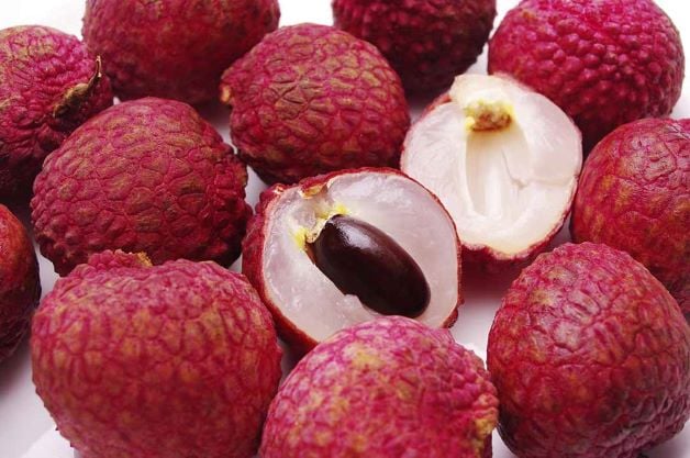 Vải chứa nhiều fructose tự nhiên – một loại đường dễ hấp thu, giúp bổ sung năng lượng nhanh chóng mà không gây tăng đột ngột lượng đường trong máu.