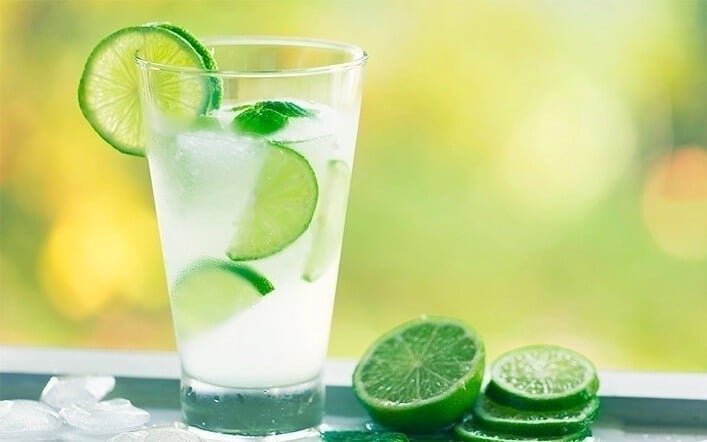 Nước chanh chứa nhiều vitamin và khoáng chất thiết yếu, mang lại lợi ích đáng kể cho sức khỏe.