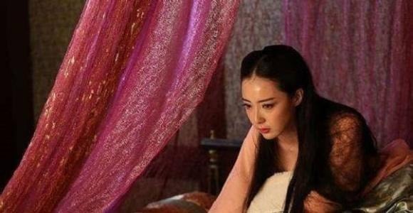 Thứ hai, nơi đây quy tụ nhiều kỹ nữ tài sắc – những người giỏi văn thơ, âm nhạc – trở thành điểm hẹn của tầng lớp trí thức, quan lại, nơi gặp gỡ, giao lưu, thậm chí bàn chuyện chính sự.