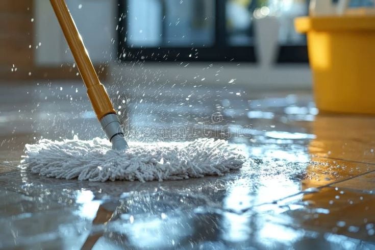 Dùng nước xả vải lau sàn nhà nhiều lợi ích bất ngờ