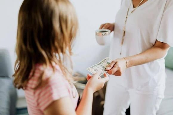 Theo các nghiên cứu tâm lý học, những người trưởng thành có xu hướng tiêu xài thiếu kiểm soát thường từng sống trong môi trường thiếu thốn hoặc bị giới hạn khắt khe về tài chính khi còn nhỏ.