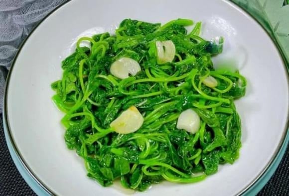 Chọn rau dền trắng loại non, ưu tiên cây có rễ một sợi – thường là rau đợt đầu, giúp món ăn giữ được vị ngọt tự nhiên.