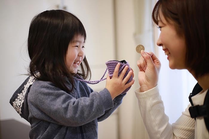 Nhiều bậc cha mẹ dễ dàng gạt đi mong muốn của con khi thấy con xin tiền mua những món đồ có vẻ “vô thưởng vô phạt” như bộ thẻ bài, mô hình nhỏ hay sticker.