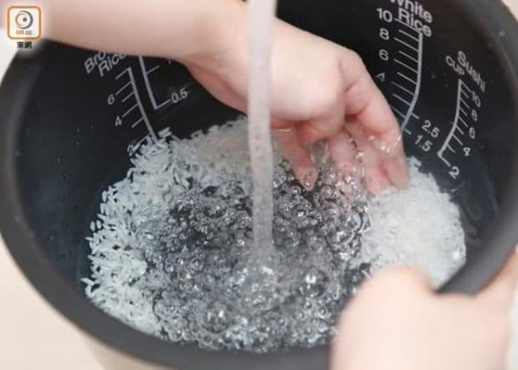 Thường xuyên ngâm nước và vo gạo trong lòng nồi sẽ khiến chất liệu kim loại bị ăn mòn theo thời gian, dẫn đến hiện tượng oxy hóa, làm giảm hiệu suất truyền nhiệt.