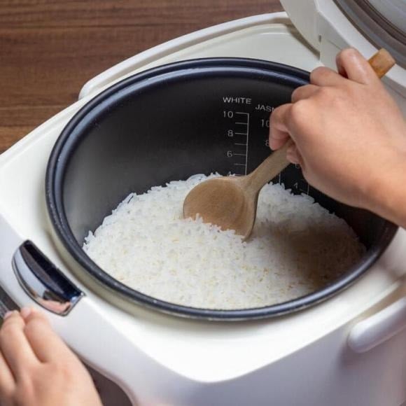 Một rủi ro thường bị xem nhẹ là nước còn sót lại bên ngoài ruột nồi sau khi vo gạo.