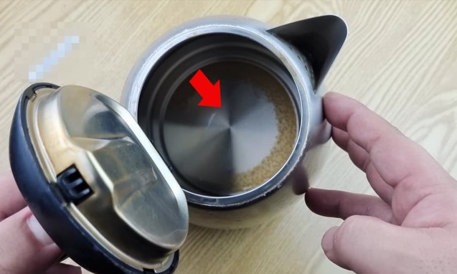 Để loại bỏ cặn, có thể sử dụng chanh, giấm, baking soda hoặc các chất tẩy rửa chuyên dụng.