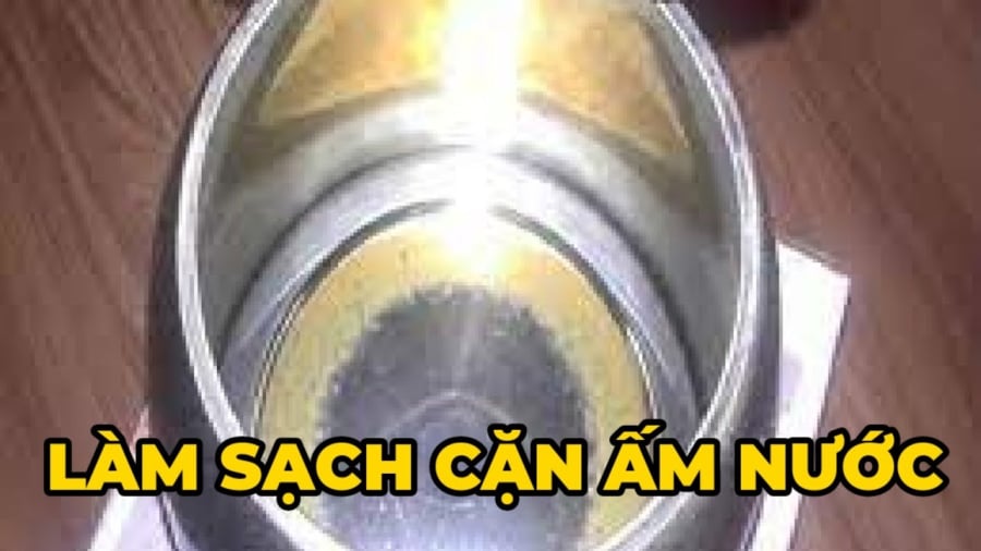 Ấm siêu tốc đóng cặn là hiện tượng phổ biến, thường do các khoáng chất trong nước như canxi, magie kết tủa khi đun sôi.