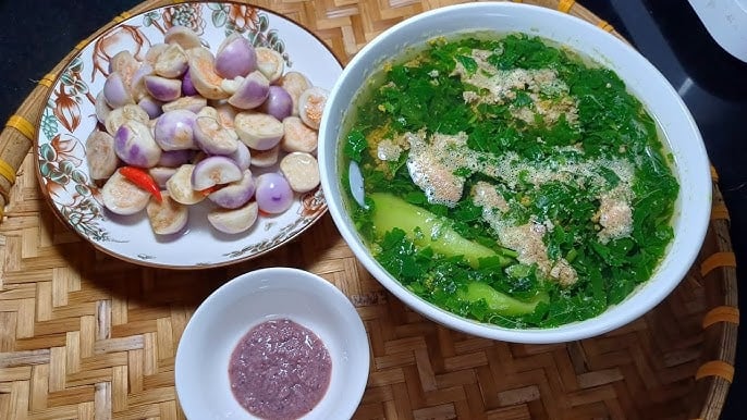 Ăn rau đay thường xuyên còn giúp cơ thể bổ sung nước tự nhiên, hỗ trợ thải độc nhẹ nhàng qua đường tiêu hóa